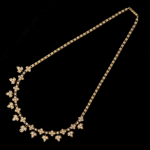 157 - VICTORIAN PEARL NECKLACE,
18.6 grams, High carat gold.
Generally well matched pearls.
L. 40 cm.