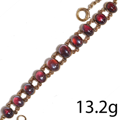 169 - GOLD VICTORIAN GARNET BRACELET, 
13.2 grams.
L 17.5 cm.