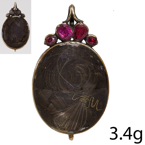 203 - RARE STUART RUBY LOCKET PENDANT,
3.4 grams.
Fine foiled back rubies.
Fine and rare piece.
L. 2.9 cm.