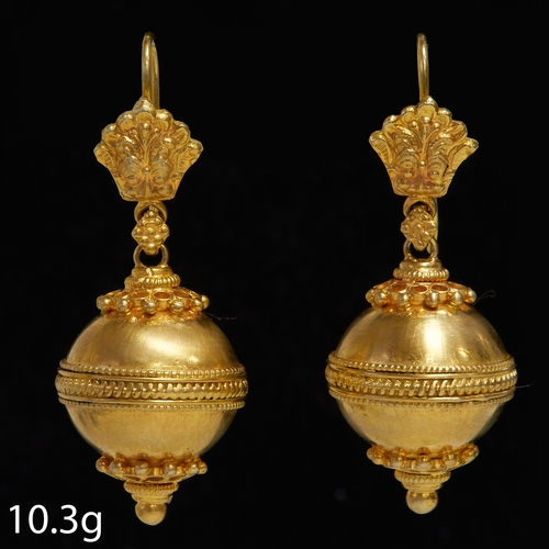 204 - PAIR OF LARGE ETRUSCAN REVIVAL GOLD EARRINGS,
10.3 grams, High carat gold.
Fine relief tops.
Suspend... 