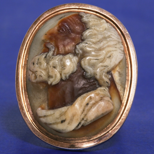 205 - FINE ANTIQUE CAMEO RING IN ROMAN SETTING.
13.6 grams, testing high carat gold.
Fine carved multi lay... 