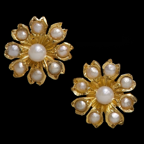 22 - PAIR OF PEARL FLORAL CLUSTER EARRINGS,
18 ct. gold.
Diam. 1 cm.