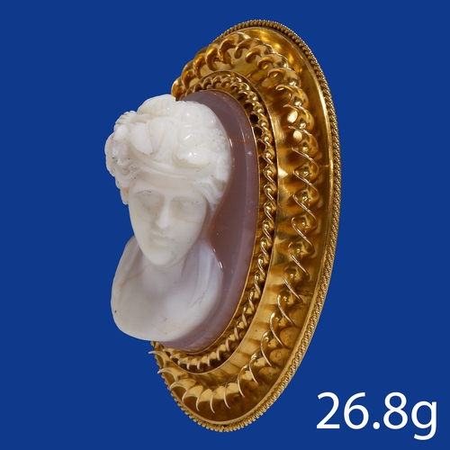 39 - ANTIQUE CAMEO BROOCH,
26.8 grams, testing 15 ct. gold.
High carved hardstone cameo.
Locket back.
L. ... 