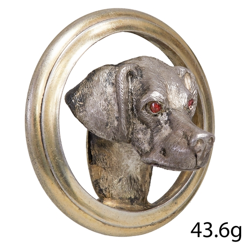 62 - UNUSUAL RELIEF DOGS HEAD BROOCH,
43.6 grams.
Garnet set eyes.
Diam. 3.8 cm.
Depth. 2.9 cm