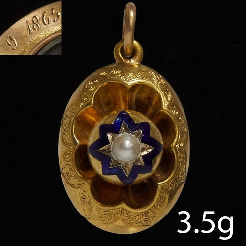 64 - VICTORIAN ENAMEL AND PEARL GOLD PENDANT,
3.5 grams,
Locket back, dated 1865.
L. 2.6 cm.