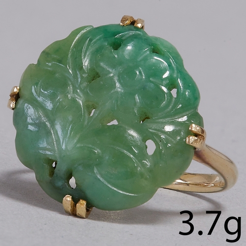 9 - CARVED JADE GOLD RING,
3.7 grams.
Carved green jade plaque.
Size K 1/2.