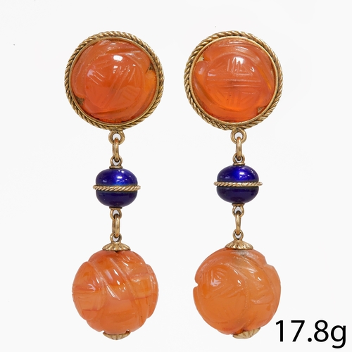 119 - PAIR OF CARNELIAN AND ENAMEL EARRINGS,
17.8 grams, High carat gold.
Fine carved carnelian.
L. 4.7 cm... 