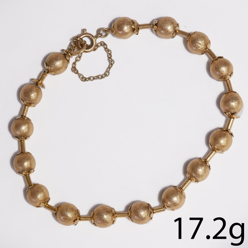 137 - BALL LINK BRACELET,
17.2 grams, testing 18 ct. gold.
The balls of textured design.
L: 22,5 cm.