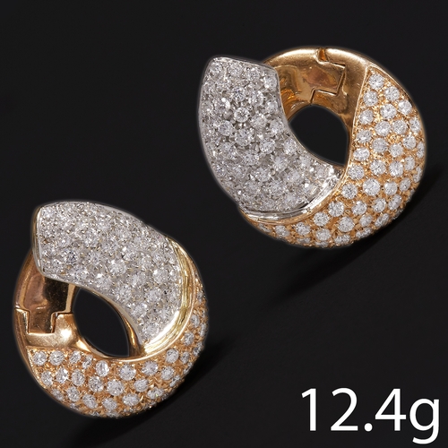 149 - PAIR OF DIAMOND EARRINGS,
12.4 grams, Two colour 18 ct. gold.
Bright and lively diamonds, approx. 16... 