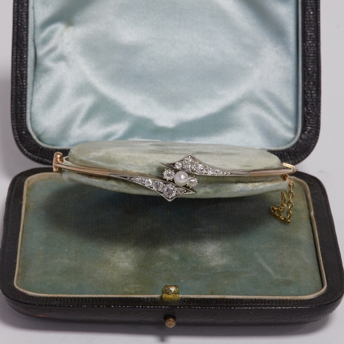 18 - EDWARDIAN PEARL AND DIAMOND GOLD HINGED BANGLE,
6.8 grams.
Inner diam. 5.7 cm.
FITTED CASE