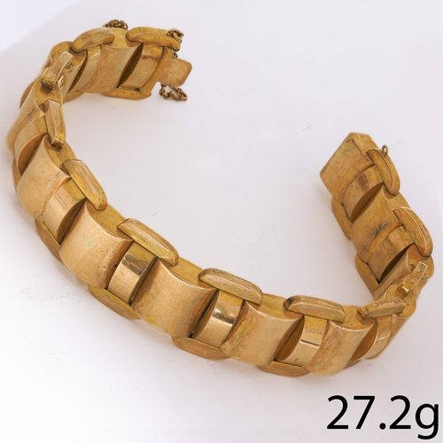 31 - VICTORIAN GOLD BRACELET,
27.2 grams, testing 15 ct. gold.
Lovely and unusual links.
L. 19.5 cm.