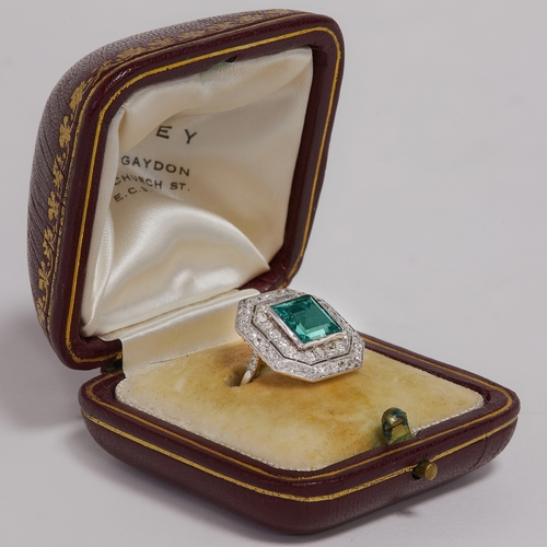 59 - AN IMPORTANT CERTIFICATED COLOMBIAN INSIGNIFICANT EMERALD AND DIAMOND ART DECO CLUSTER RING.
6 grams... 