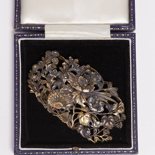 107 - A BEAUTIFUL DECORATIVE JAPANESE SHAKUDO BROOCH.
46.9 grams, Tested high carat gold and silver.
Width... 