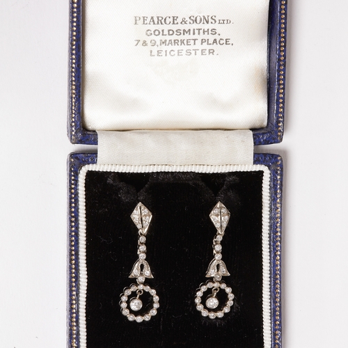 127 - DIAMOND DROP EARRINGS,
4.8 grams. High carat gold.
Diamonds bright and lively.
L. 3.2 cm.
Fitted cas... 