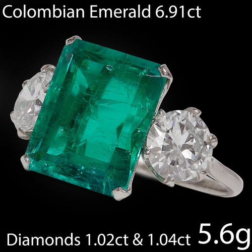 147 - MAGNIFICENT COLOMBIAN EMERALD AND DIAMOND 3-STONE RING,
5.6 grams, high carat gold.
Large colombian ... 