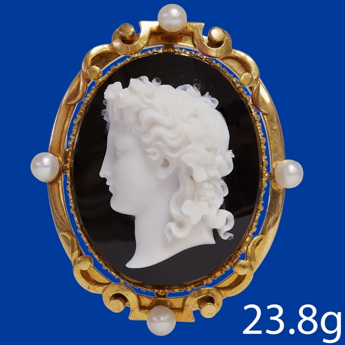 23 - A FANTASTIC ANTIQUE HARD STONE CAMEO BROOCH 
23.8 grams, high carat gold 
matching pearls.
fine craf... 