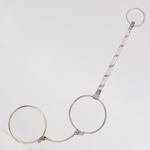 68 - ENAMEL LORGNETTE,
25.6 grams.
The handle with fine enameling with floral details.
L. 14.5 cm.