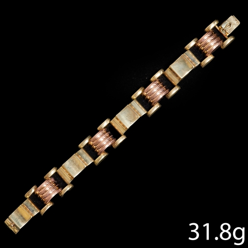 82 - RETRO TWO COLOUR GOLD BRACELET,
31.8 gams, High carat gold.
L. 19.5 cm.