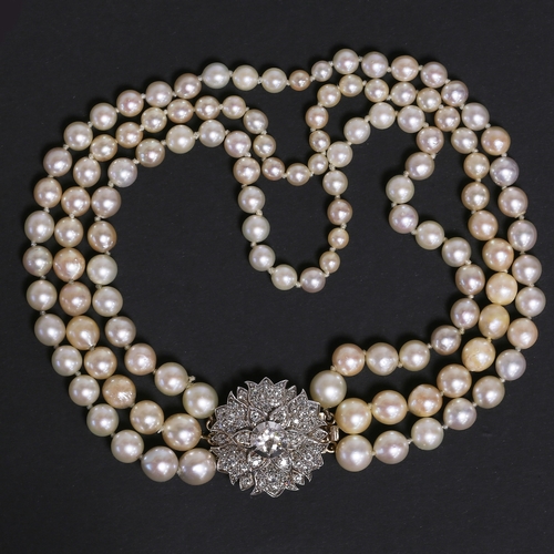 121 - 3-ROW PEARL CHOKER WITH LARGE DIAMOND CLASP,
68,4 grams.
Bright and lively diamonds, totalling appro... 