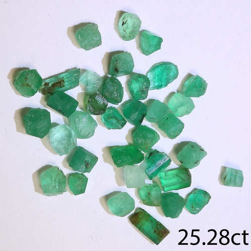 205 - LOT OF MIXED ROUGH EMERALDS, 25.28 ct.
Vibrant colours.