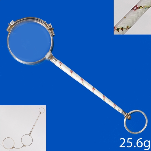 34 - ENAMEL LORGNETTE,
25.6 grams.
The handle with fine enameling with floral details.
L. 14.5 cm.