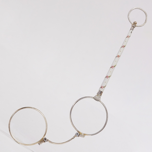 34 - ENAMEL LORGNETTE,
25.6 grams.
The handle with fine enameling with floral details.
L. 14.5 cm.