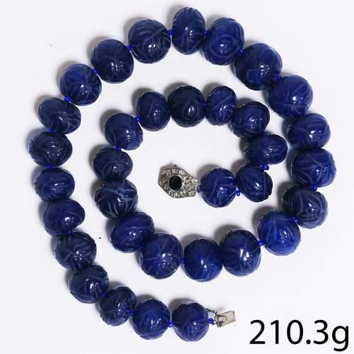 8 - UNUSUAL SAPPHIRE BEAD NECKLACE WITH SAPPHIRE AND DIAMOND CLASP.
210.1 grams.
Largest bead of approx.... 