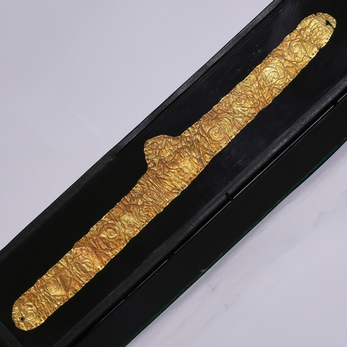 174 - RARE AND UNUSUAL HELLENISTIC GOLD DIADEM, likely 2nd century BC.
In glass case and with stand.
The d... 