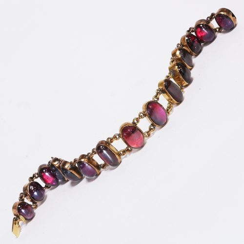 208 - GOLD VICTORIAN GARNET BRACELET, 
20.1 grams 
with vibrant matching garnets 
L 18 cm.