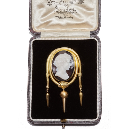 23 - IMPORTANT AND LARGE VICTORIAN HARD STONE CAMEO TASSEL BROOCH, 
32.7 grams., High carat gold.
Large h... 