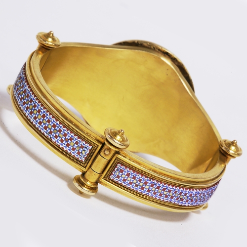 1 - FINE ANTIQUE MICRO MOSAIC BANGLE,
53,2 grams, testing high carat gold.
The centre depicting 2 doves ... 