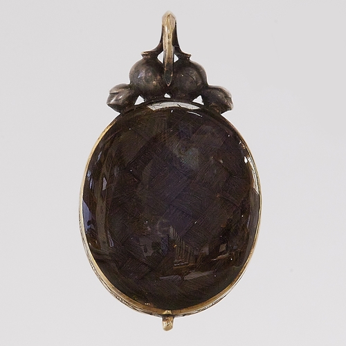 126 - RARE STUART RUBY LOCKET PENDANT,
3.4 grams.
Fine foiled back rubies.
Fine and rare piece.
L. 2.9 cm.