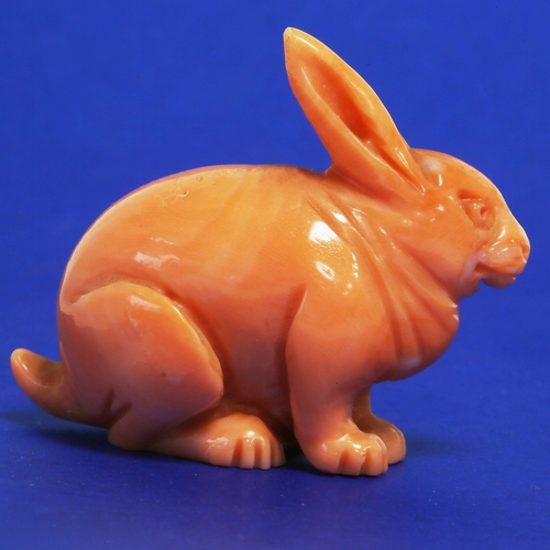 162 - CARVED CORAL STATUE OF A RABBIT,
25.5 grams.
Fine carved from a single piece of coral.
L. 4.3 cm.