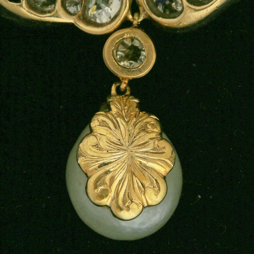 106 - ANTIQUE CERTIFICATED NATURAL SALTWATER PEARL AND DIAMOND FLORAL BROOCH,
15 grams.
Set with 2 large n... 