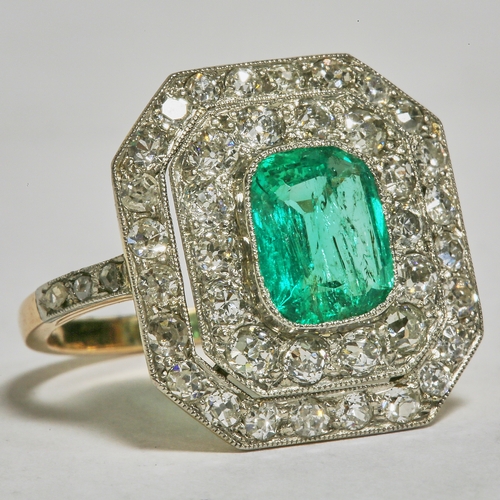 114 - ART DECO EMERALD AND DIAMOND CLUSTER RING 
4.8 grams high carat gold and platinum 
bright lively eme... 