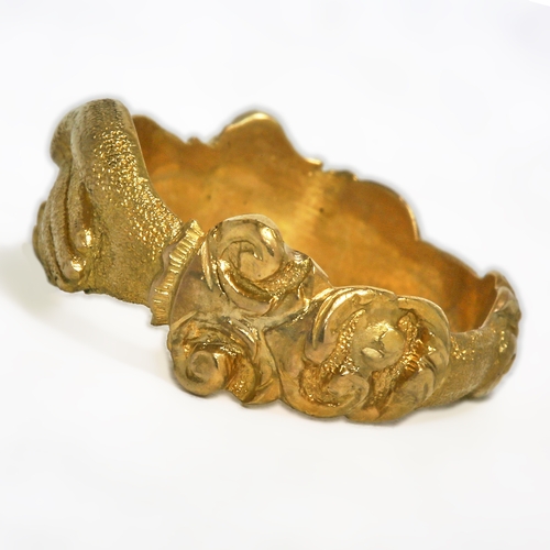 28 - GEORGIAN 'FEDE' CLASPING HAND RING, Likely Irish.
5 grams, testing high carat gold.
Fine relief deta... 