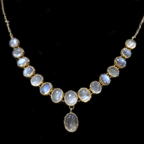 2 - ANTIQUE MOONSTONE GOLD NECKLACE,
13.3 grams.
Set with nice moonstones with lovely blue shiller.
L. 3... 