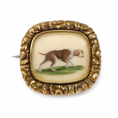 107 - UNUSUAL GEORGIAN REVERSE INTAGLIO DOG BROOCH,
4,9 grams, testing high carat gold.
W. 2.1 cm.