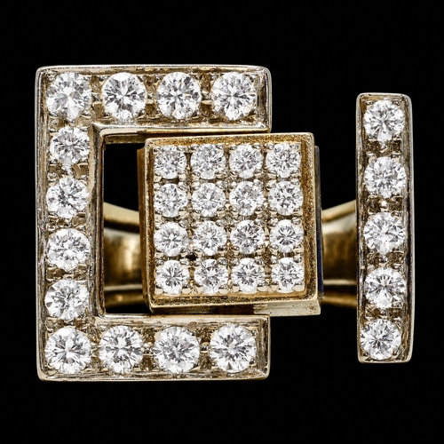 118 - UNUSUAL RETRO DIAMOND AND HARDSTONE KINETIC RING,
210.1 grams, testing high carat gold.
The kinetic ... 