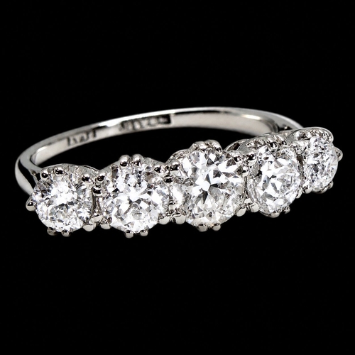 65 - 5-STONE DIAMOND RING,
Platinum.
Bright and lively diamonds, totalling approx. 1.40 ct.
Size M.