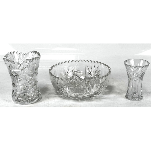9 - A selection of glass/crystal items including tumbler glasses, jugs and bowls (a lot).