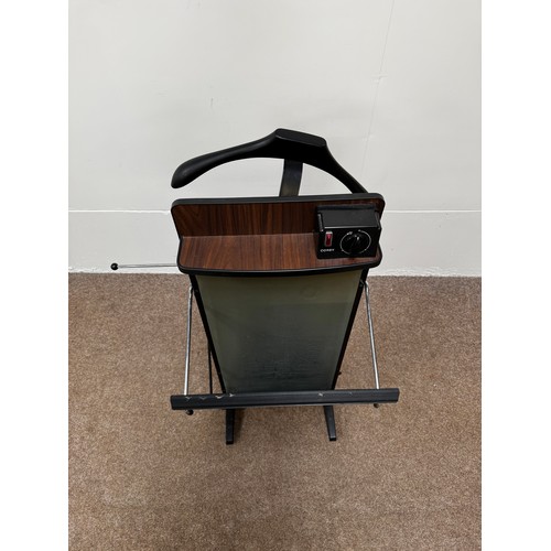 26 - Two modern veneered dressing tables, each with mirrors and a trouser press (3).Darker; 73cm high, 12... 