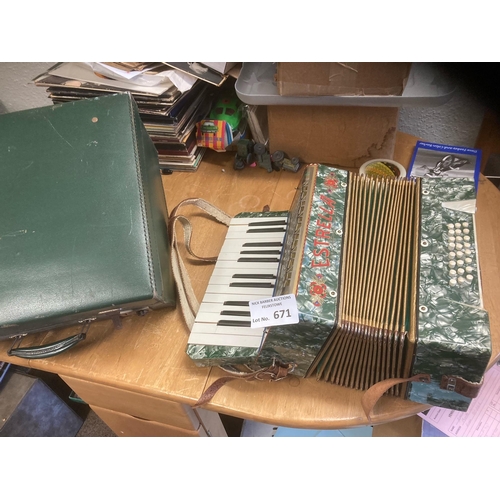 671 - Collectables : Vintage Italian piano accordian made by Estrelli with original fibreboard case & book... 