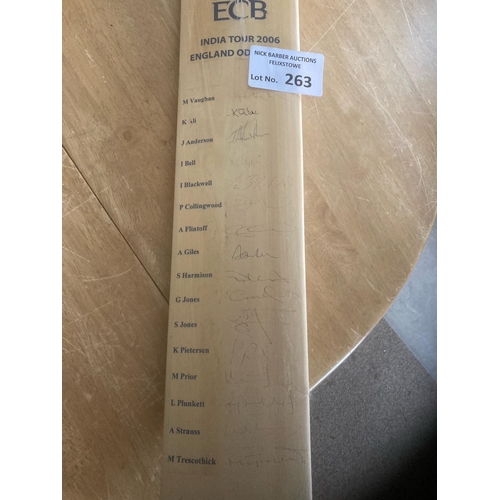 263 - Cricket : England Team signed original cricket bat (2006) Flintoff, Peterson era etc