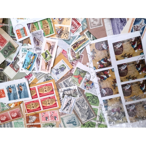 14 - Stamps : ON AND OFF PAPER   Mainly Foreign  - A good lot weighing approx. 3.5lbs (Many Thousands)