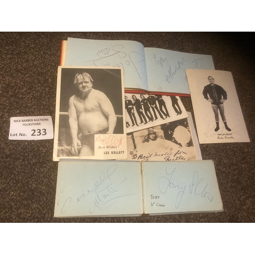 233 - Wrestling : An unusual & interesting collection of a few photos & 2 autograph books inc Catw... 