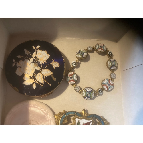 517 - Collectables : Vintage enameled jewellery, bracelet, brooch, compact - in nice condition