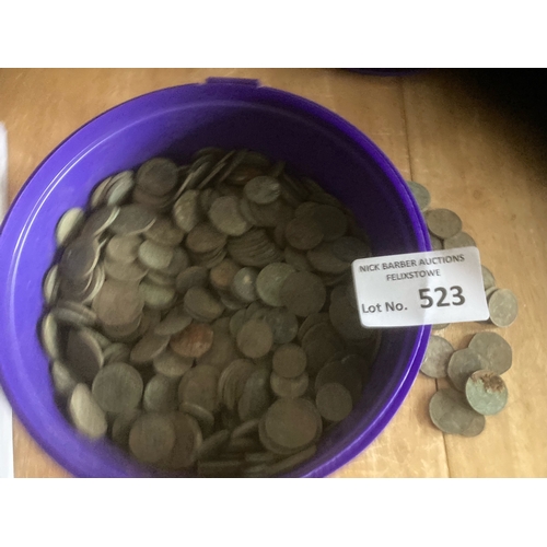 523 - Collectables : Coins in a tub of detecting finds much modern coin value within needs sorting etc