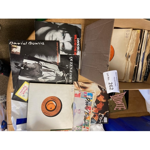 262 - Records : A box of 44 DAVID BOWIE 7