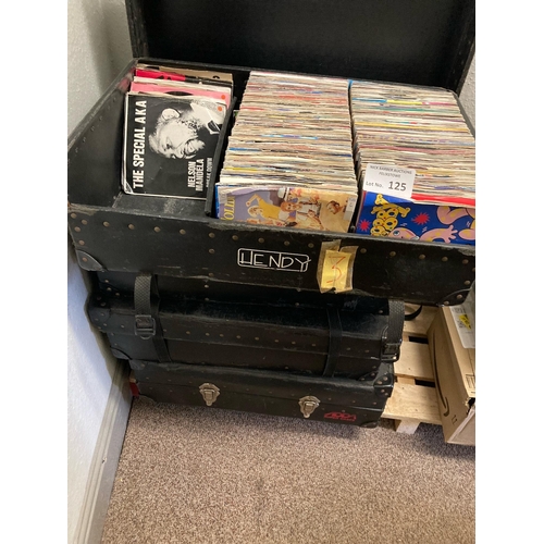 125 - Records : 4 crates of 7